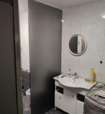 Проект «Перегородка в ванной комнате из закаленного стекла в матово-темном цвете»