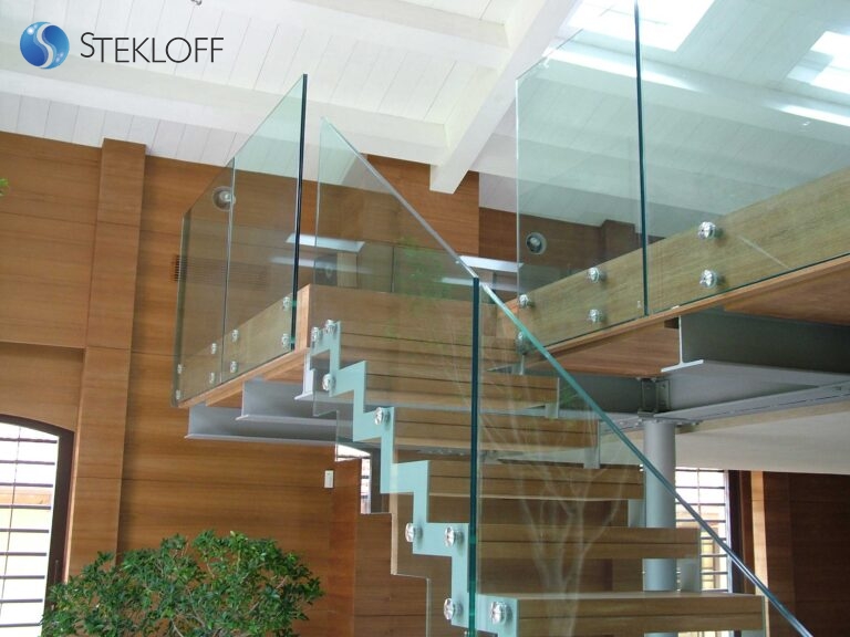 Классическая лестница из стекла