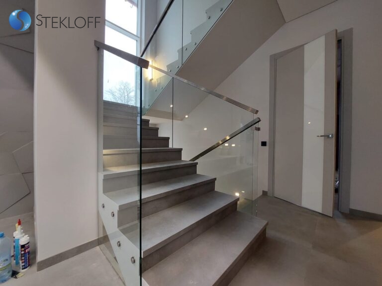 Широкая лестница со стеклом