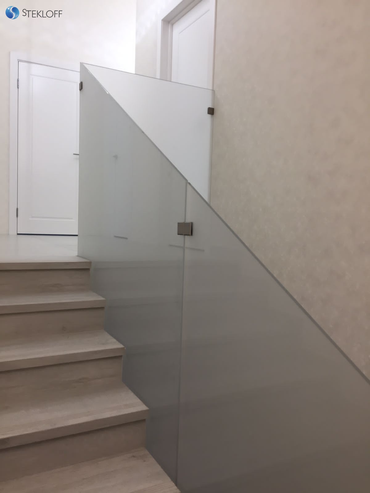 Длинная лестница из стекла