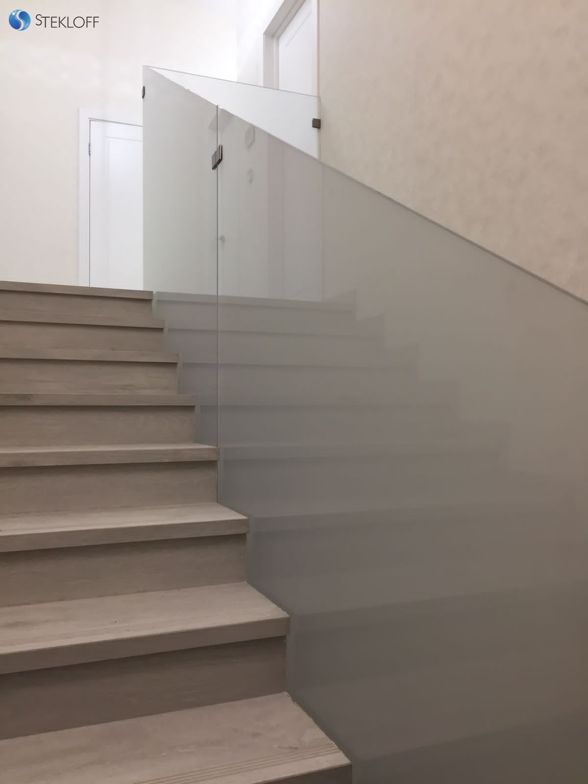 Длинная лестница из стекла