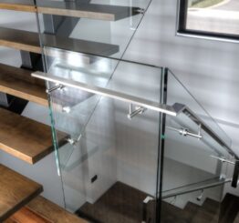Изготовление и установка лестниц со стеклянными ступенями: особенности проекта